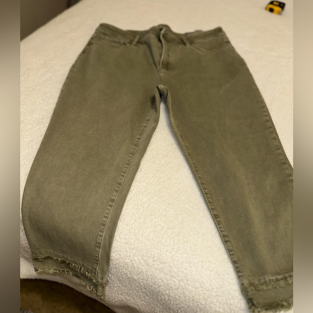 Chico’s so slimming Girlfriend slim leg crop pants Sz 14P Olive Green NWT